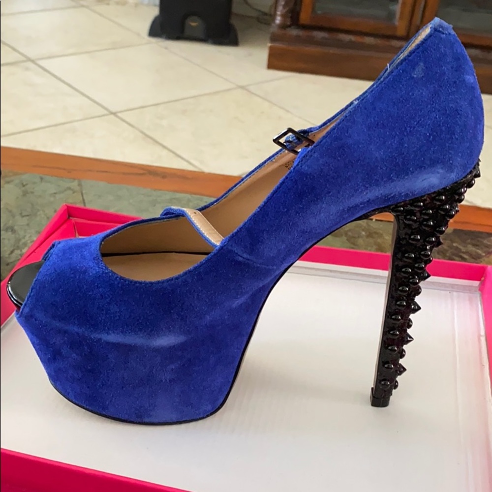 Beautiful platform decorated heel heels